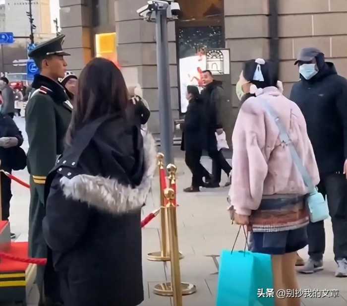 女子骚扰挑衅站岗哨兵后续：央视军事发声，上海警方评论区沦陷