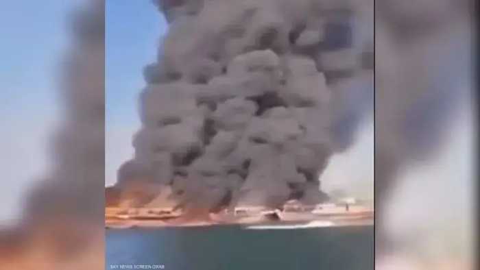 16艘军舰被炸！伊朗海军基地突发爆炸，燃起大火浓烟滚滚
